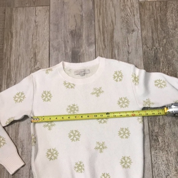 Loft Cream Gold Holiday Snowflake Sparkle crew neck sweater size small - Picture 5 of 6